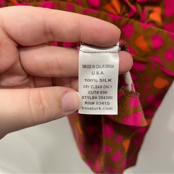 Trina Turk Silk V-Neck Printed Retro Blouse Size 6 - Picture 5 of 8